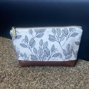 (NWOT) Pouch Handmade White and brown